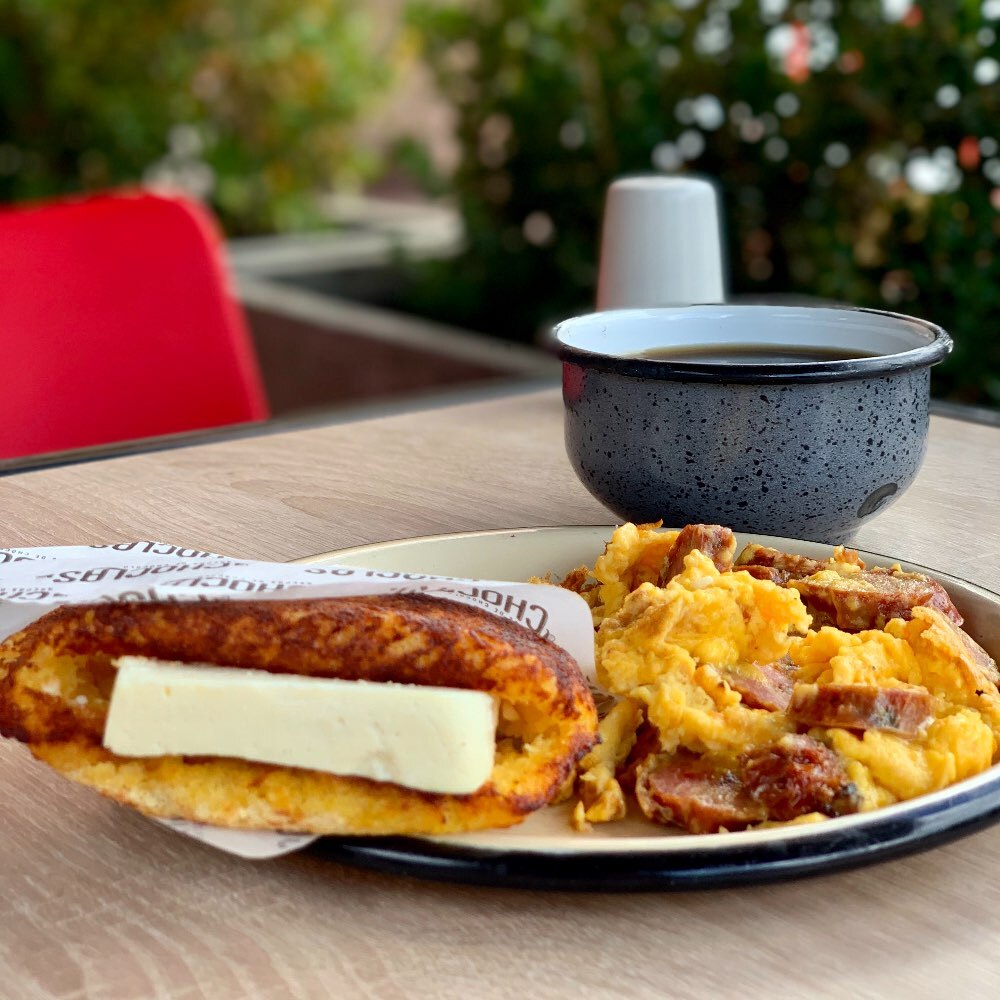 Arepa Chocla con Huevos con Chorizo