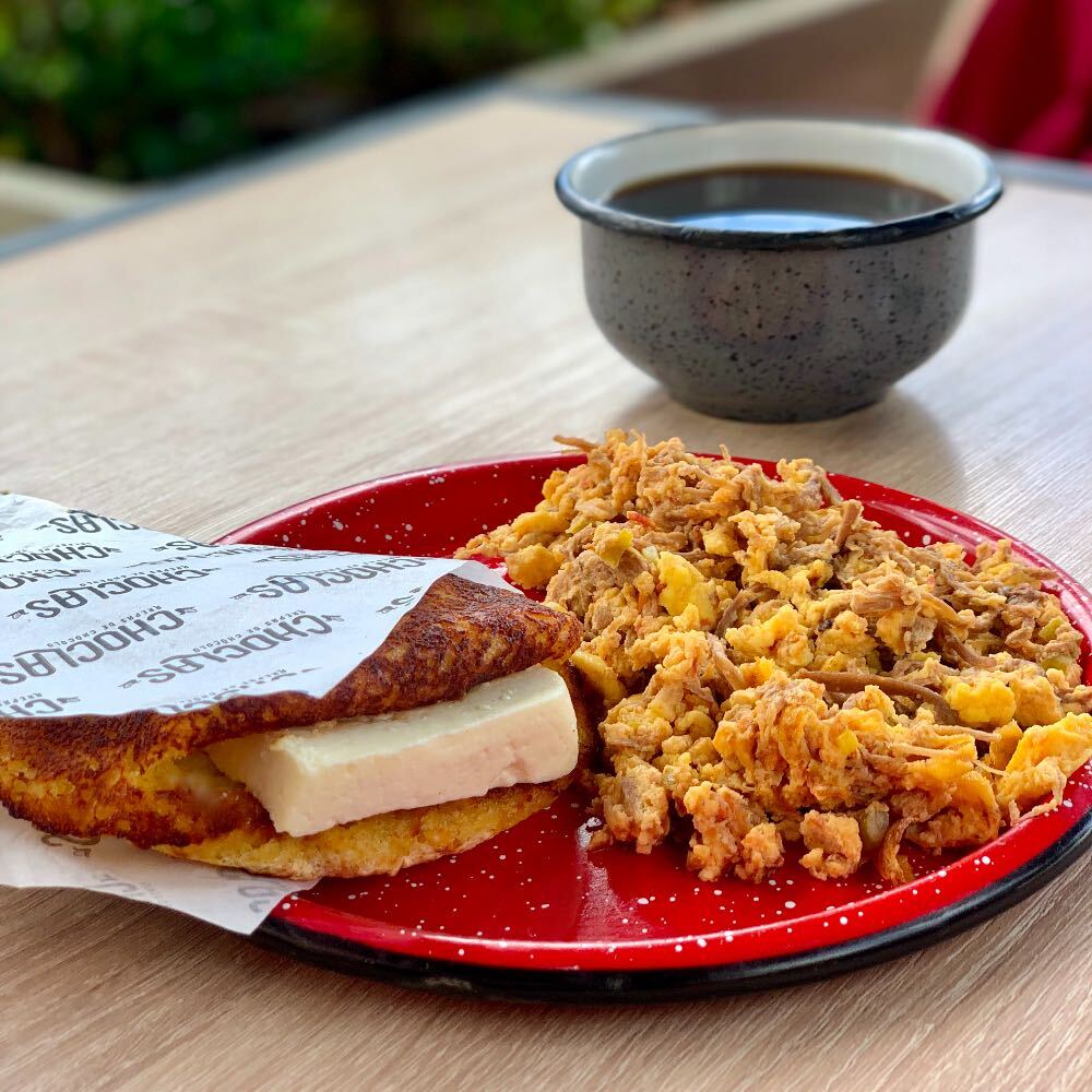 Arepa Chocla con Huevos con Desmechada